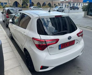 Wynajmij Toyota Vitz 2018 na Cyprze. Paliwo: Hybryda. Moc: 109 KM ➤ Koszt od 18 EUR za dobę.