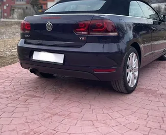 Wynajmij Volkswagen Golf Cabrio 2015 w Czarnogórze. Paliwo: Benzyna. Moc: 110 KM ➤ Koszt od 45 EUR za dobę.