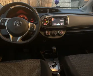 Toyota Yaris – samochód kategorii Ekonomiczny, Komfort na wynajem w Czarnogórze ✓ Depozyt 100 EUR ✓ Ubezpieczenie: OC, CDW, SCDW, Pasażerowie, Od Kradzieży, Zagranica.