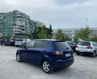 Wynajmij Volkswagen Golf Plus 2007 w Albanii. Paliwo: Diesel. Moc: 90 KM ➤ Koszt od 26 EUR za dobę.