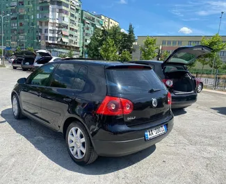 Wynajmij Volkswagen Golf 5 2007 w Albanii. Paliwo: Diesel. Moc: 90 KM ➤ Koszt od 26 EUR za dobę.