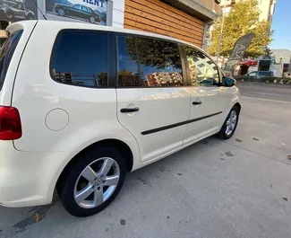 Wynajmij Volkswagen Touran 2015 w Albanii. Paliwo: Diesel. Moc: 140 KM ➤ Koszt od 43 EUR za dobę.