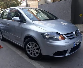 Wynajmij Volkswagen Golf Plus 2008 w Albanii. Paliwo: Diesel. Moc: 104 KM ➤ Koszt od 40 EUR za dobę.