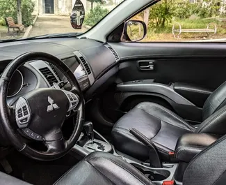 Wynajmij Mitsubishi Outlander Xl 2012 w Gruzji. Paliwo: Benzyna. Moc: 250 KM ➤ Koszt od 80 GEL za dobę.