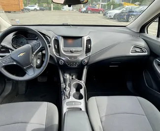 Wnętrze Chevrolet Cruze do wynajęcia w Gruzji. Doskonały samochód 5-osobowy. ✓ Skrzynia Automatyczna.