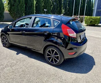 Wnętrze Ford Fiesta do wynajęcia w Gruzji. Doskonały samochód 5-osobowy. ✓ Skrzynia Automatyczna.