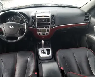 Hyundai Santa Fe 2009 do wynajęcia w Tiranie. Limit przebiegu 250 km/dzień.