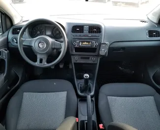 Wynajmij Volkswagen Polo 2012 w Albanii. Paliwo: Benzyna. Moc: 70 KM ➤ Koszt od 25 EUR za dobę.