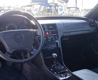 Wnętrze Mercedes-Benz C220 do wynajęcia w Hiszpanii. Doskonały samochód 5-osobowy. ✓ Skrzynia Manualna.