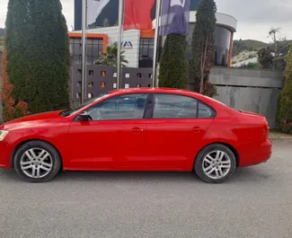 Wynajmij Volkswagen Jetta 2015 w Albanii. Paliwo: Gaz. Moc: 105 KM ➤ Koszt od 23 EUR za dobę.