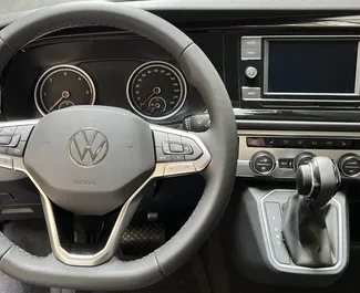 Wynajmij Volkswagen Multivan 2022 in Czechia. Paliwo: Diesel. Moc: 148 KM ➤ Koszt od 90 EUR za dobę.