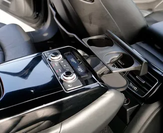 Wnętrze Audi A8 L do wynajęcia w Hiszpanii. Doskonały samochód 5-osobowy. ✓ Skrzynia Automatyczna.
