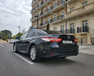 Wynajmij Toyota Camry 2019 w Azerbejdżanie. Paliwo: Benzyna. Moc:  KM ➤ Koszt od 100 AZN za dobę.