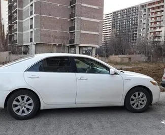 Wynajmij Toyota Camry 2007 w Gruzji. Paliwo: Hybryda. Moc: 150 KM ➤ Koszt od 105 GEL za dobę.