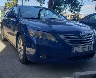 Wnętrze Toyota Camry do wynajęcia w Gruzji. Doskonały samochód 5-osobowy. ✓ Skrzynia Automatyczna.