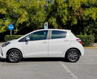 Wynajmij Toyota Yaris 2019 w Grecji. Paliwo: Benzyna. Moc: 72 KM ➤ Koszt od 19 EUR za dobę.
