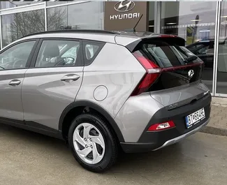 Wynajmij Hyundai Bayon 2022 w Austrii. Paliwo: Benzyna. Moc: 100 KM ➤ Koszt od 36 EUR za dobę.