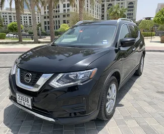 Wynajmij Nissan Rogue 2019 w ZEA. Paliwo: Benzyna. Moc: 154 KM ➤ Koszt od 90 AED za dobę.