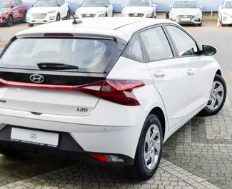 Wynajmij Hyundai i20 2022 na Słowacji. Paliwo: Benzyna. Moc: 100 KM ➤ Koszt od 34 EUR za dobę.