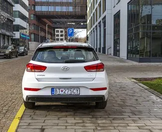 Wynajmij Hyundai i30 2022 w Austrii. Paliwo: Benzyna. Moc: 110 KM ➤ Koszt od 36 EUR za dobę.