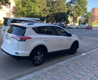 Wynajmij Toyota Rav4 2019 w Gruzji. Paliwo: Benzyna. Moc: 269 KM ➤ Koszt od 180 GEL za dobę.