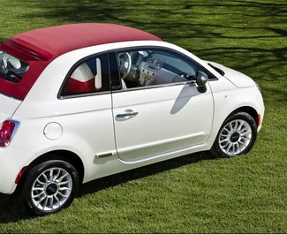 Wynajmij Fiat 500 Cabrio 2021 w Grecji. Paliwo: Hybryda. Moc: 70 KM ➤ Koszt od 55 EUR za dobę.