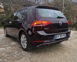 Wynajmij Volkswagen Golf 7 2019 w Czarnogórze. Paliwo: Diesel. Moc: 116 KM ➤ Koszt od 28 EUR za dobę.