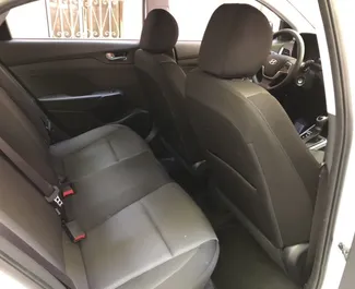 Wnętrze Hyundai Accent do wynajęcia w Gruzji. Doskonały samochód 5-osobowy. ✓ Skrzynia Automatyczna.
