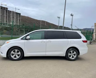 Wynajmij Toyota Sienna 2018 w Gruzji. Paliwo: Benzyna. Moc: 130 KM ➤ Koszt od 190 GEL za dobę.