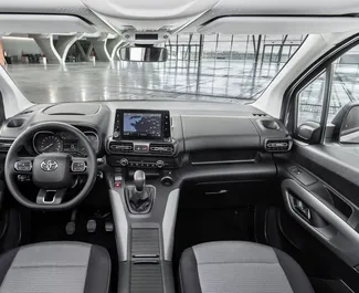 Wnętrze Toyota Proace City Verso do wynajęcia w Grecji. Doskonały samochód 7-osobowy. ✓ Skrzynia Automatyczna.