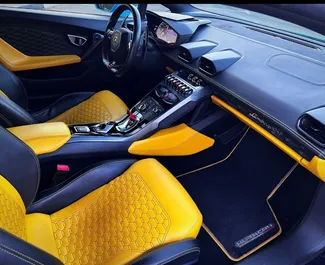 Wnętrze Lamborghini Huracan do wynajęcia w ZEA. Doskonały samochód 2-osobowy. ✓ Skrzynia Automatyczna.