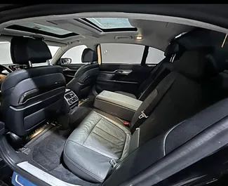 Wnętrze BMW 740Li do wynajęcia w ZEA. Doskonały samochód 4-osobowy. ✓ Skrzynia Automatyczna.