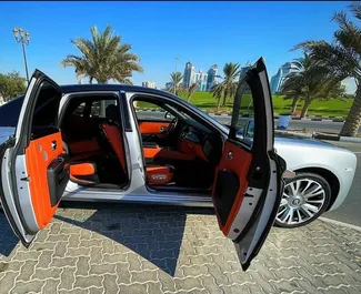 Wnętrze Rolls-Royce Ghost do wynajęcia w ZEA. Doskonały samochód 4-osobowy. ✓ Skrzynia Automatyczna.