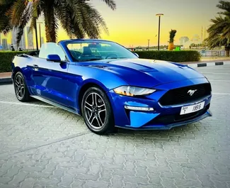 Wynajmij Ford Mustang Cabrio 2022 w ZEA. Paliwo: Benzyna. Moc: 318 KM ➤ Koszt od 653 AED za dobę.