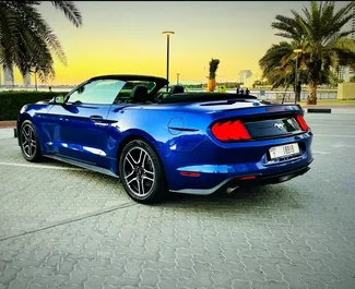 Ford Mustang Cabrio 2022 do wynajęcia w Dubaju. Limit przebiegu nieograniczony.