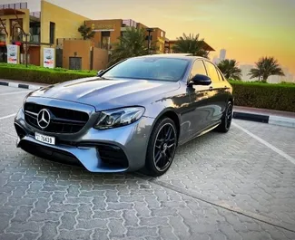 Wynajmij Mercedes-Benz E300 2022 w ZEA. Paliwo: Benzyna. Moc:  KM ➤ Koszt od 772 AED za dobę.