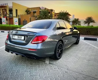 Mercedes-Benz E300 – samochód kategorii Premium na wynajem w ZEA ✓ Depozyt 3000 AED ✓ Ubezpieczenie: OC.