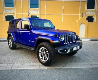 Wynajmij Jeep Wrangler Sahara 2022 w ZEA. Paliwo: Benzyna. Moc:  KM ➤ Koszt od 772 AED za dobę.