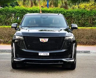 Wynajmij Cadillac Escalade 2023 w ZEA. Paliwo: Benzyna. Moc:  KM ➤ Koszt od 1782 AED za dobę.