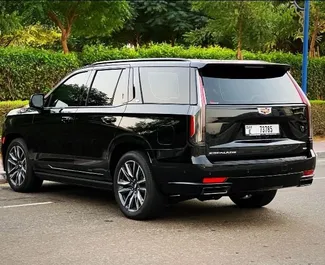 Wnętrze Cadillac Escalade do wynajęcia w ZEA. Doskonały samochód 7-osobowy. ✓ Skrzynia Automatyczna.