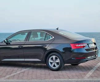 Wynajmij Skoda Superb 2019 w Czarnogórze. Paliwo: Diesel. Moc: 150 KM ➤ Koszt od 45 EUR za dobę.