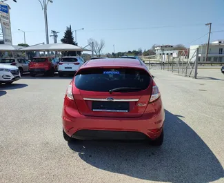 Ford Fiesta 2016 do wynajęcia na lotnisku w Salonikach. Limit przebiegu 150 km/dzień.