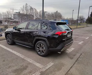 Wnętrze Toyota Rav4 do wynajęcia w Gruzji. Doskonały samochód 5-osobowy. ✓ Skrzynia Automatyczna.