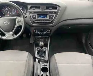 Wynajmij Hyundai i20 2019 w Grecji. Paliwo: Benzyna. Moc: 84 KM ➤ Koszt od 19 EUR za dobę.