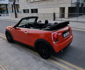 Wnętrze Mini Cooper Cabrio do wynajęcia na Cyprze. Doskonały samochód 4-osobowy. ✓ Skrzynia Automatyczna.