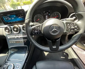 Wnętrze Mercedes-Benz C-Class do wynajęcia na Cyprze. Doskonały samochód 5-osobowy. ✓ Skrzynia Automatyczna.