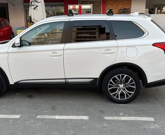 Wynajmij Mitsubishi Outlander 2018 na Cyprze. Paliwo: Diesel. Moc:  KM ➤ Koszt od 60 EUR za dobę.