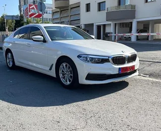 BMW 520i – samochód kategorii Premium na wynajem na Cyprze ✓ Depozyt 1500 EUR ✓ Ubezpieczenie: OC, CDW, SCDW, FDW, Od Kradzieży, Młody.