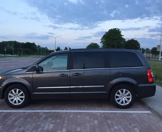 Wnętrze Chrysler Town & Country do wynajęcia na Białorusi. Doskonały samochód 7-osobowy. ✓ Skrzynia Automatyczna.