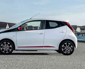 Wynajmij Toyota Aygo 2019 w Grecji. Paliwo: Benzyna. Moc: 72 KM ➤ Koszt od 19 EUR za dobę.